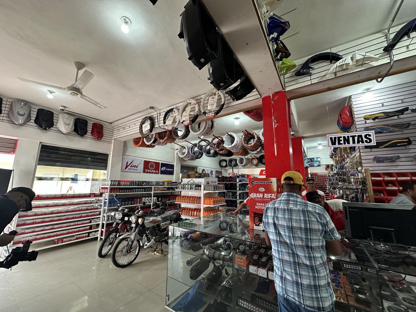 Cliente atendido en el mostrador de ventas