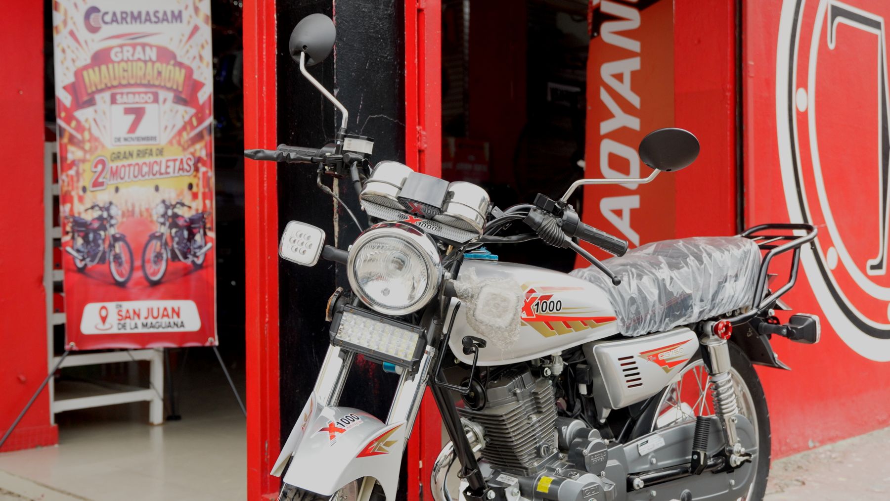 Motocicleta blanca del premio en la entrada de la tienda