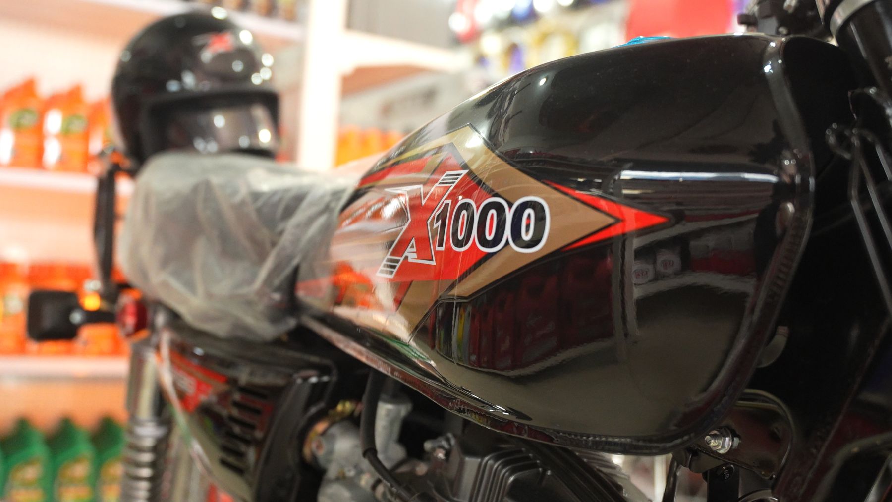 Tanque de la motocicleta negra X1000 del premio