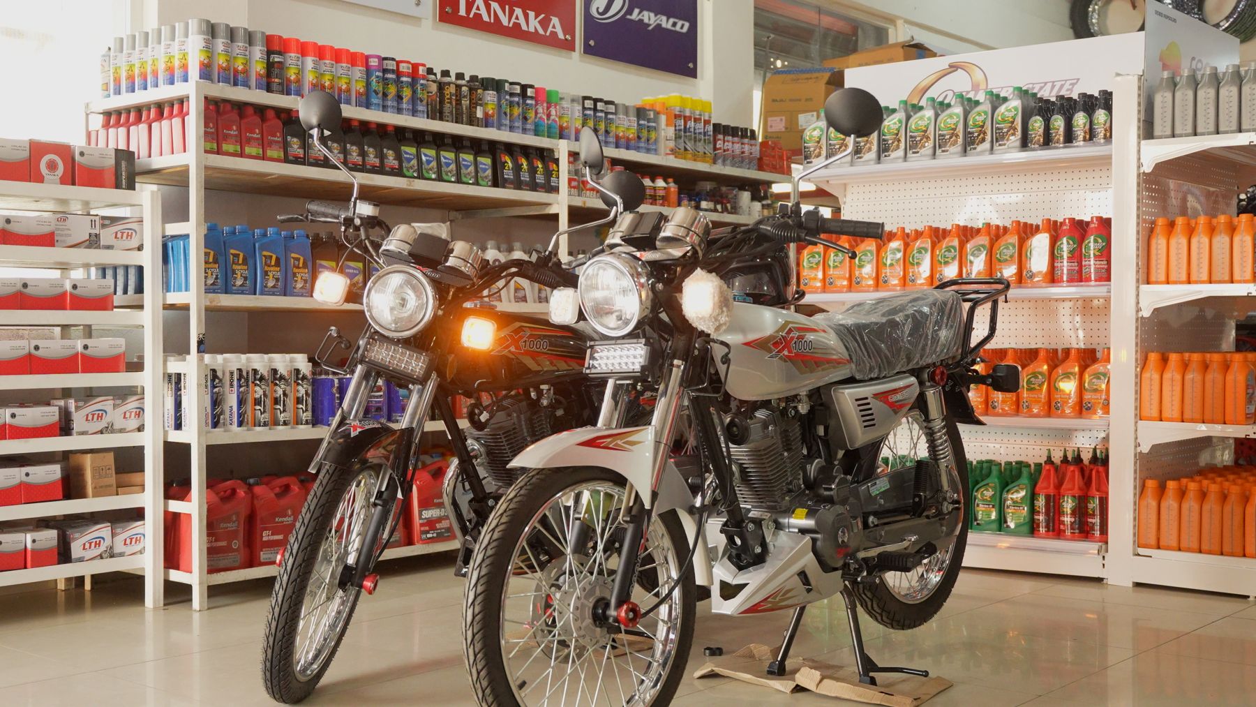 Dos motocicletas nuevas exhibidas dentro de la tienda CARMASAM